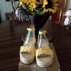 Crown & Ivy Yellow Ankle Strap Platform Sandal Womens 6